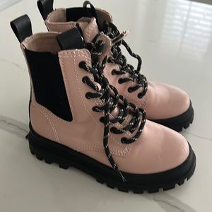Zara girls boots great condition worn once.